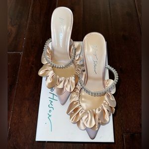 *NIB* Betsey Johnson Jayde Nude Heels size 7.5